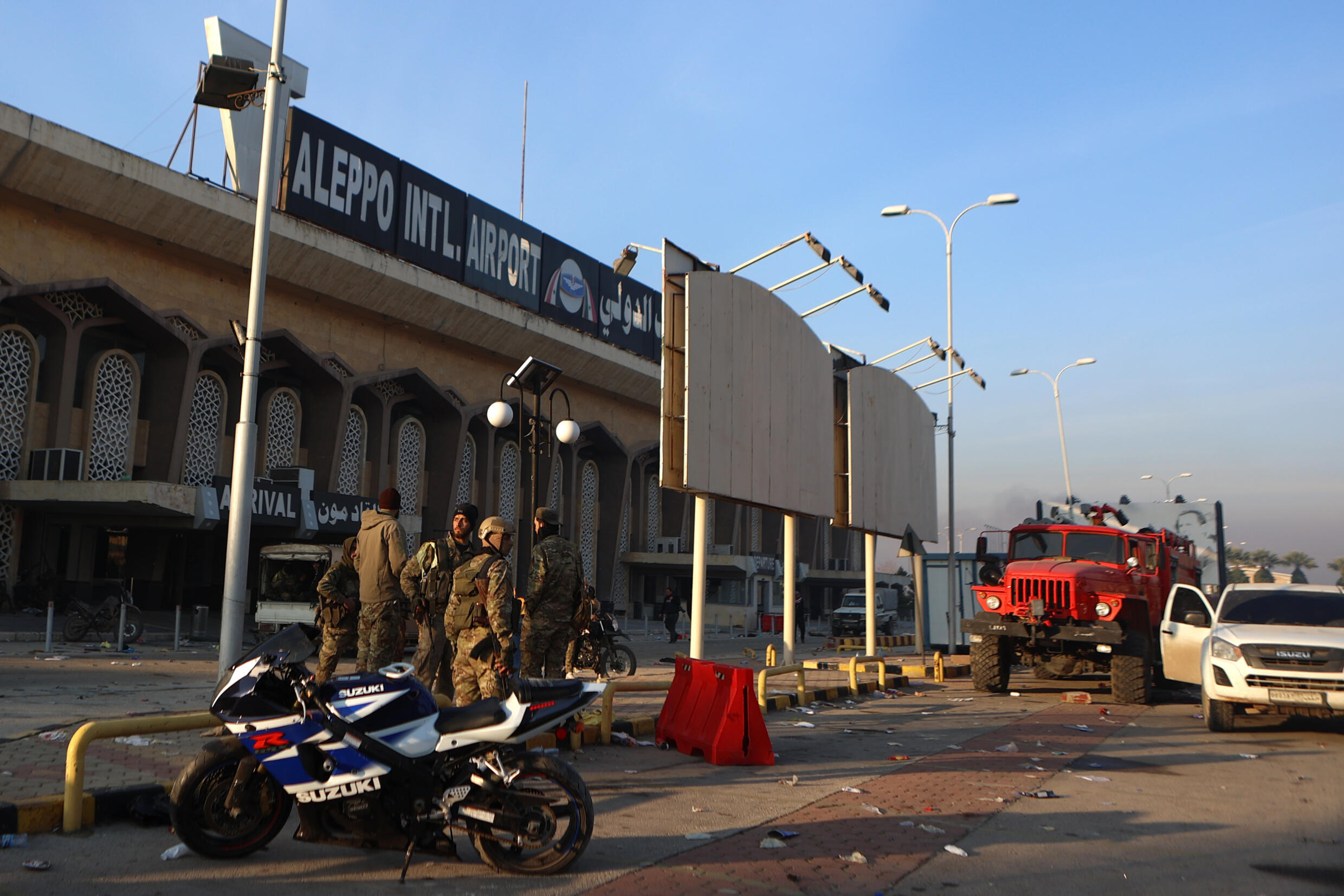 Des combattants antirégime patrouillent à l'extérieur de l'aéroport de la ville d'Alep, dans le nord de la Syrie, le 2 décembre 2024.
