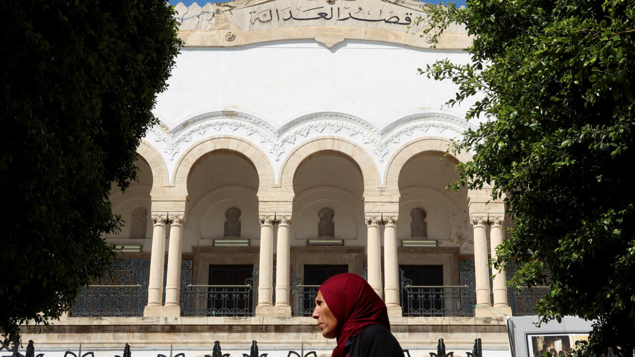تونس: السجن خمس سنوات نافذة بحق المحامي والقاضي السابق أحمد صواب
