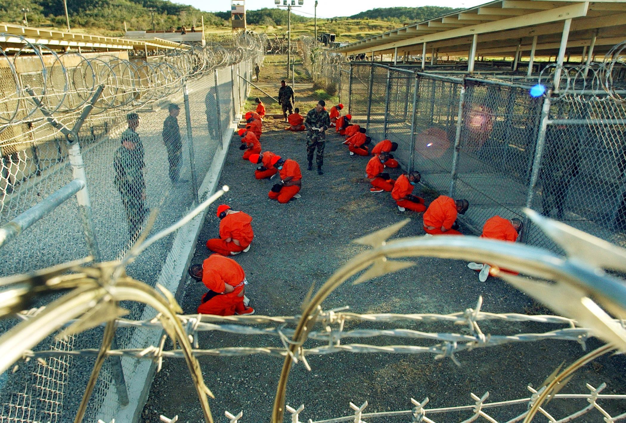 La photographie prise le 11 janvier 2002 montrant les premiers détenus de Guantanamo à leur arrivée dans la prison située à Cuba.