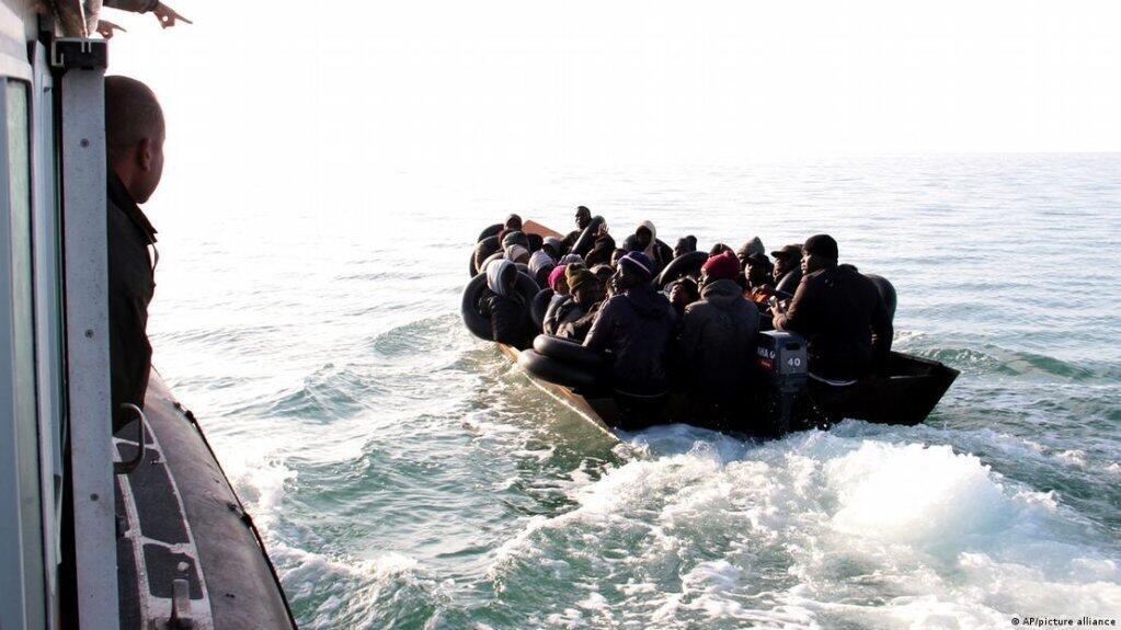 Une embarcation de migrants dans les environs de Sfax, en Tunisie (image d'archive).