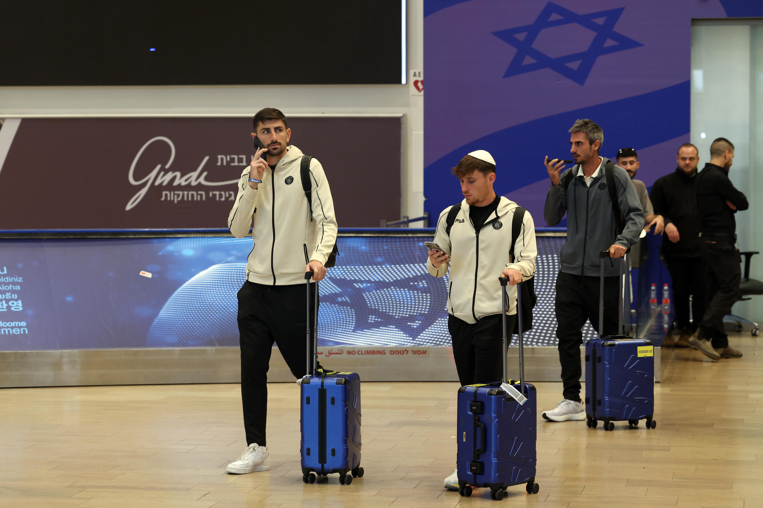 Des joueurs du club de football israélien Maccabi Tel-Aviv, de retour d'Amsterdam, arrivent à l'aéroport international Ben-Gurion de Tel-Aviv, le 8 novembre 2024