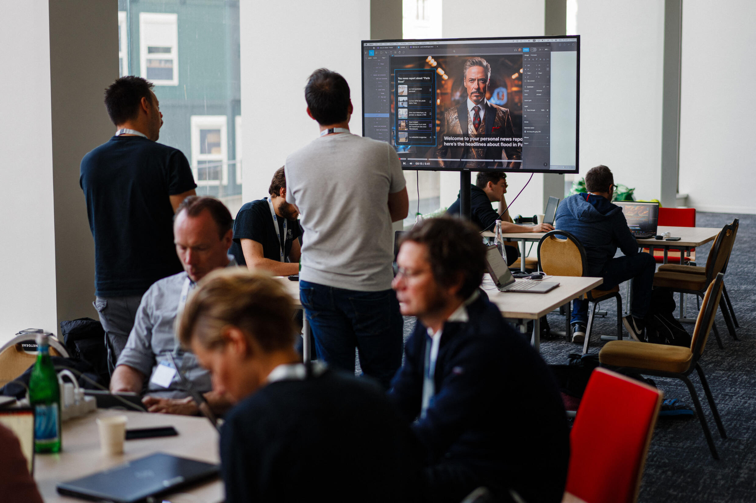 Journalistes et développeurs sont réunis à la Maison de la Radio lors d'un événement organisé par des médias publics européens pour évaluer les potentiels bénéfices de l'IA, le 26 septembre 2023.