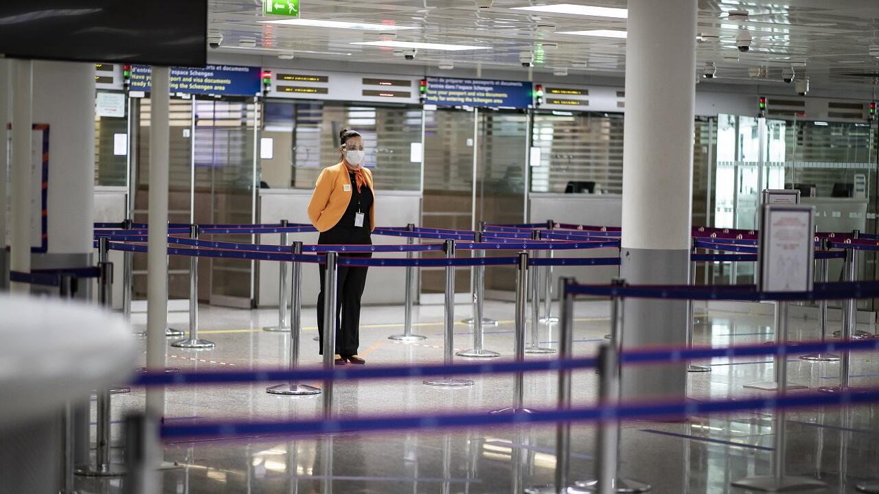 Un puesto de control de seguridad casi desierto en el aeropuerto de Roissy-Charles-de-Gaulle, el 14 de mayo de 2020, durante la primera ola de Covid-19 en Francia.
