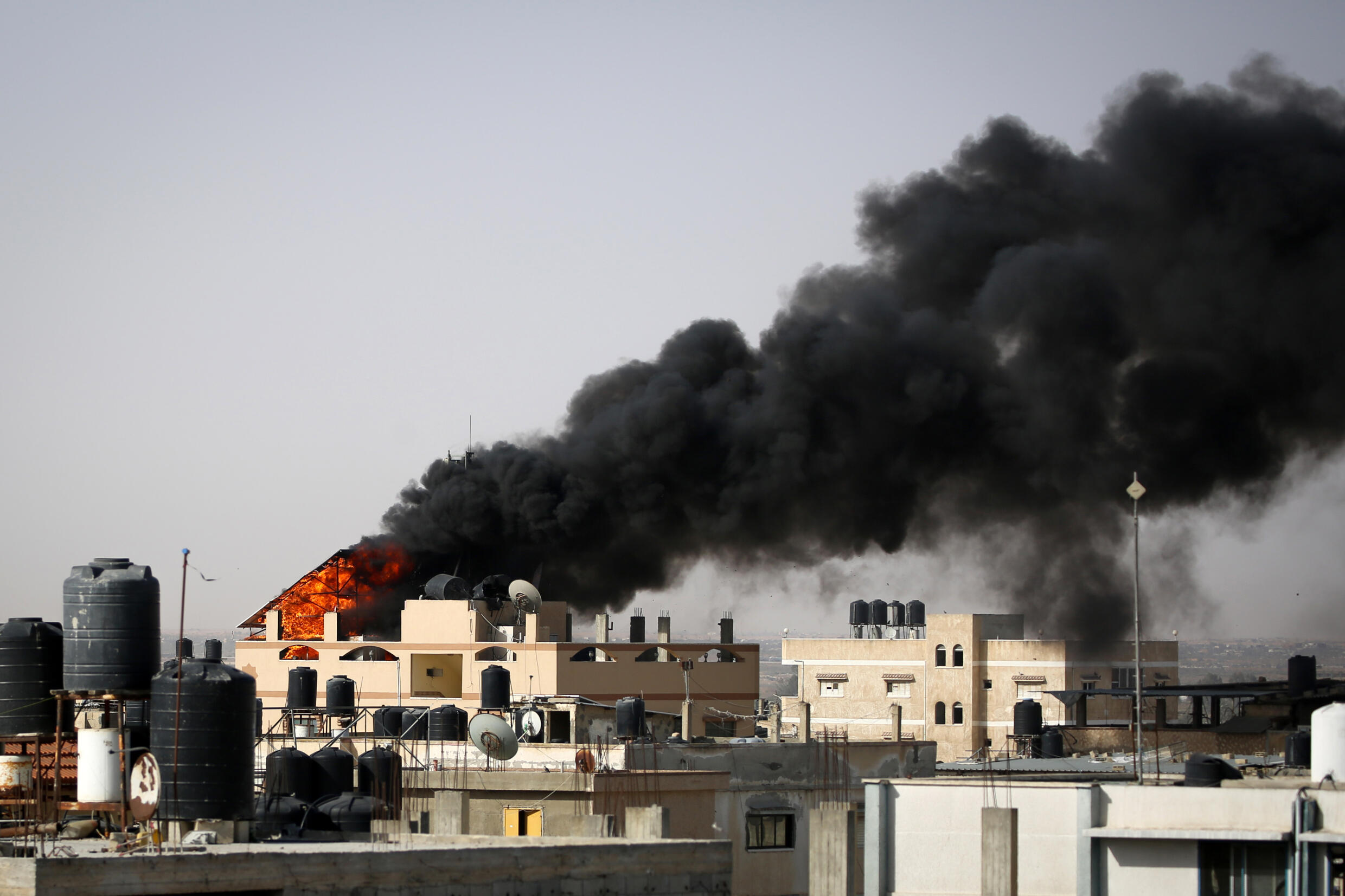 Un bâtiment en feu à Rafah, dans le sud de la bande de Gaza, le 10 mai 2024.