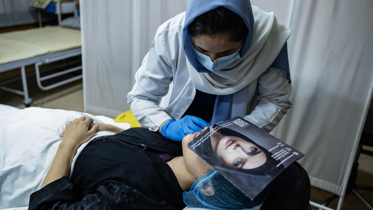 عمليات التجميل تلقى رواجا في كابول رغم قيود طالبان الصارمة