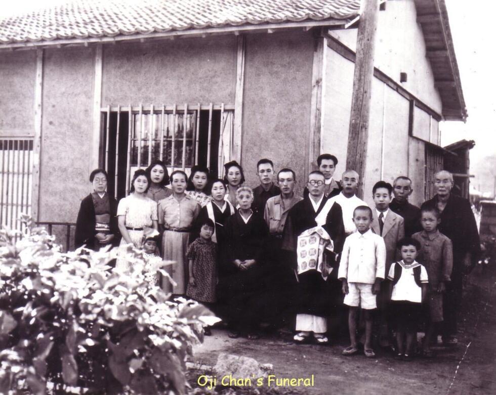 Funeral del abuelo de Howard Kakita en Japón, en 1947. Los abuelos y el hermano de Kakita sobrevivieron al lanzamiento de la bomba atómica en Hiroshima.