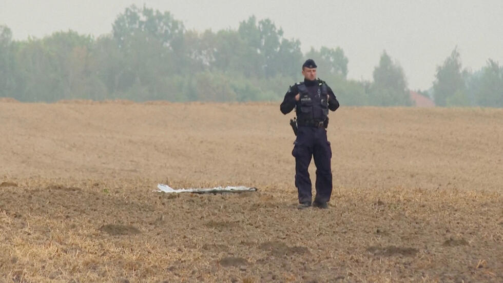 Un agente de policía polaco junto a los restos de un drone, después de que varios drones rusos violaran el espacio aéreo polaco, en Czesniki, Polonia, el 10 de septiembre de 2025.