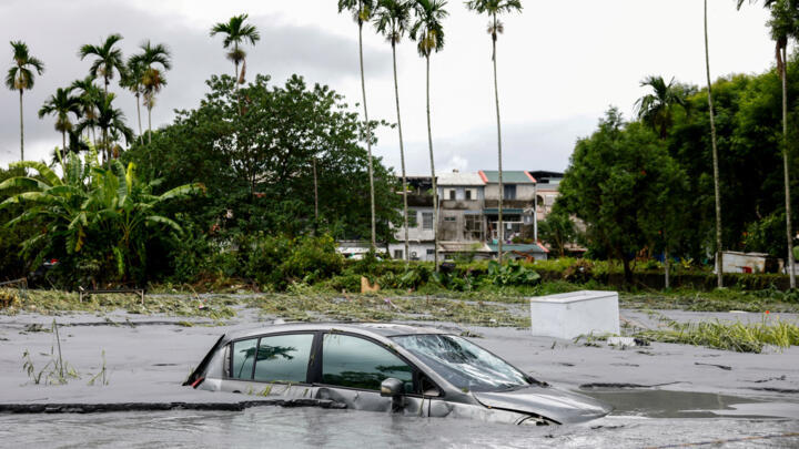 Une voiture partiellement submergée à la suite des inondations causées par le super typhon Ragasa à Hualien, à Taïwan, le 24 septembre 2025.