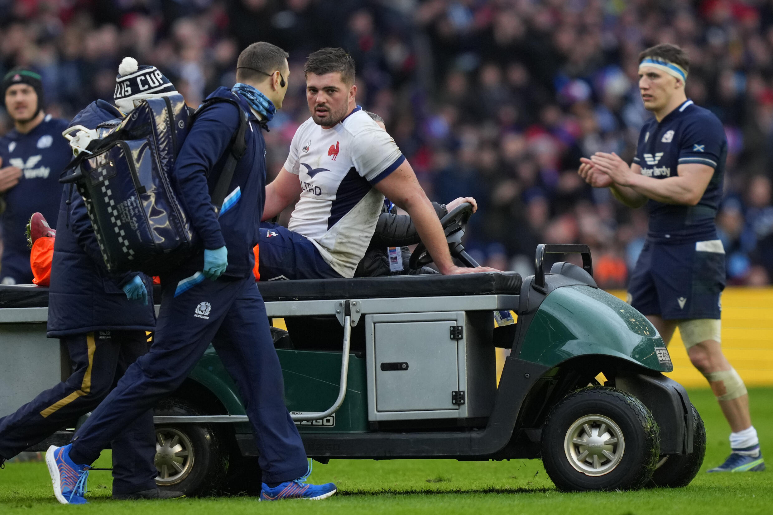 Le capitaine français Grégory Alldritt, blessé, quitte la pelouse, lors du match contre l'Ecosse, le 10 février 2024 à Murrayfield