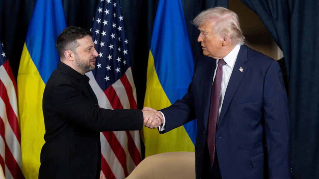 El presidente de Ucrania, Volodymyr Zelenskiy, y el presidente de Estados Unidos, Donald Trump, se dan la mano durante su reunión en el marco del 56º Foro Económico Mundial (FEM) anual, en Davos, Suiza, el 22 de enero de 2026.