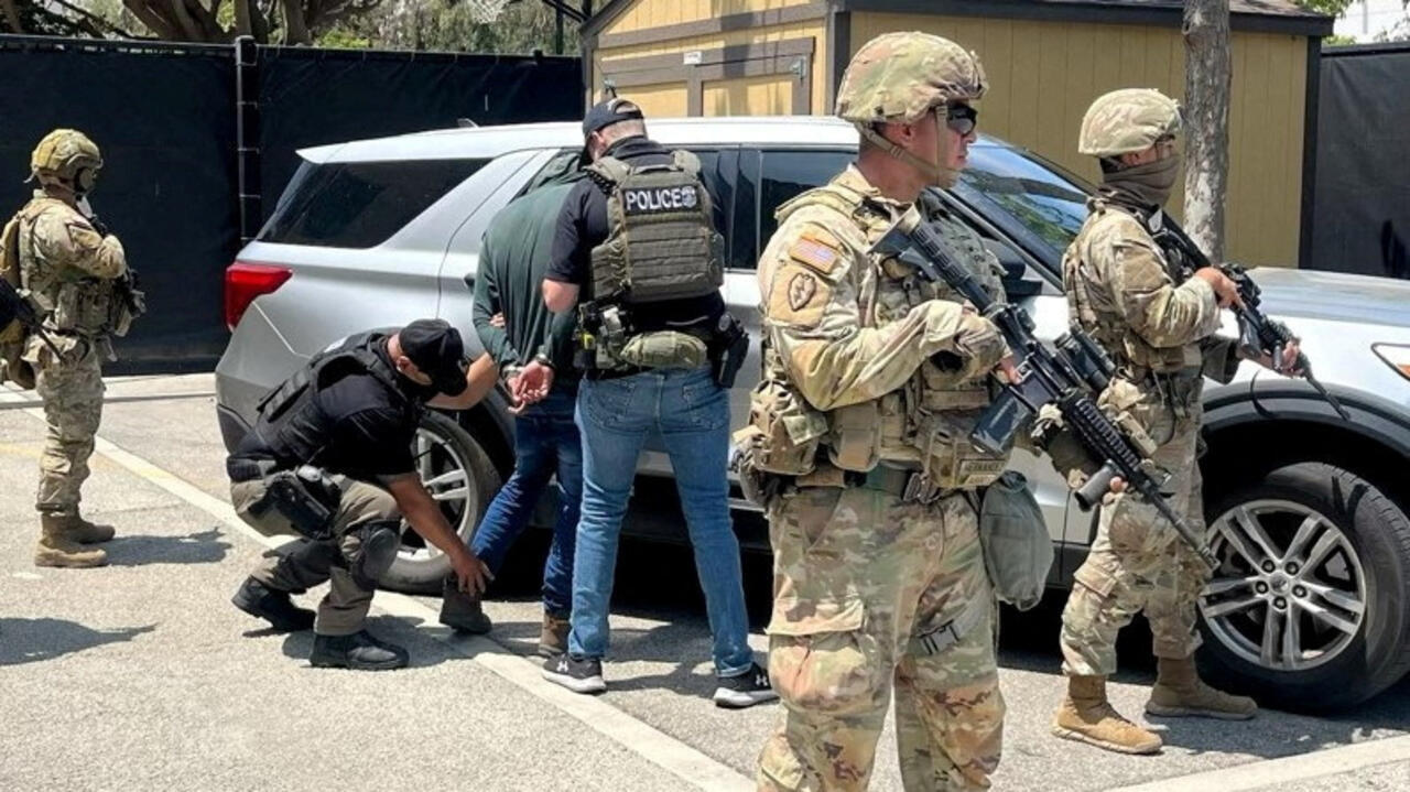 Agentes de policía detienen a una persona junto a miembros de la Guardia Nacional en Los Ángeles , California, EE. UU., en esta imagen difundida el 10 de junio de 2025 por el servicio de inmigración de Estados Unidos (ICE).