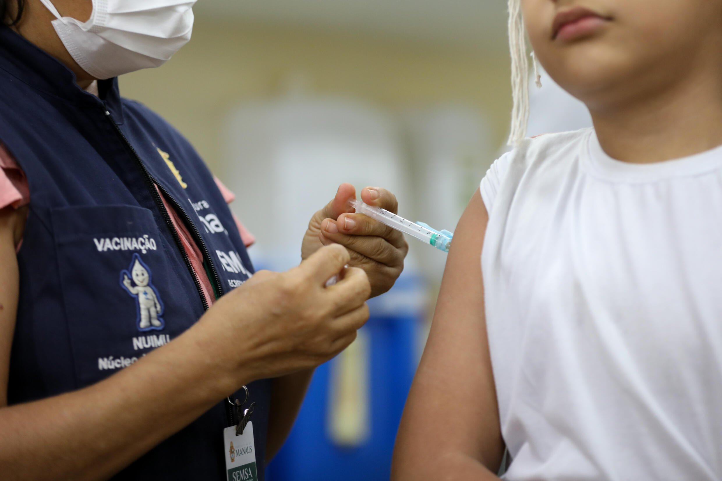 Un enfant reçoit une dose du vaccin contre la dengue à l'unité de santé familiale Parque das Tribos (USF), à Manaus au Brésil, le 22 février 2024