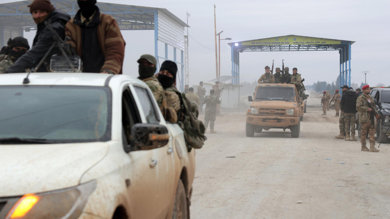 الجيش السوري يسيطر على مناطق في ريف حلب الشرقي بعد موافقة القوات الكردية على الانسحاب