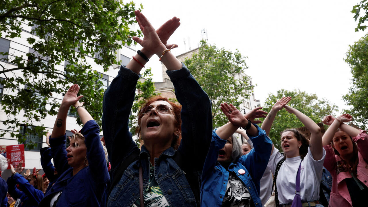 La izquierda y el Gobierno franceses mueven fichas contra la extrema