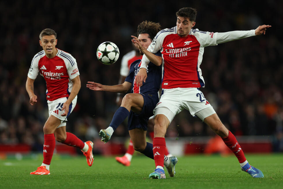 Le joueur du PSG, Vitinha, au milieu de Kai Havertz et Leandro Trossard, face à Arsenal en Ligue des champions, le 1er octobre 2024 à l'Emirates