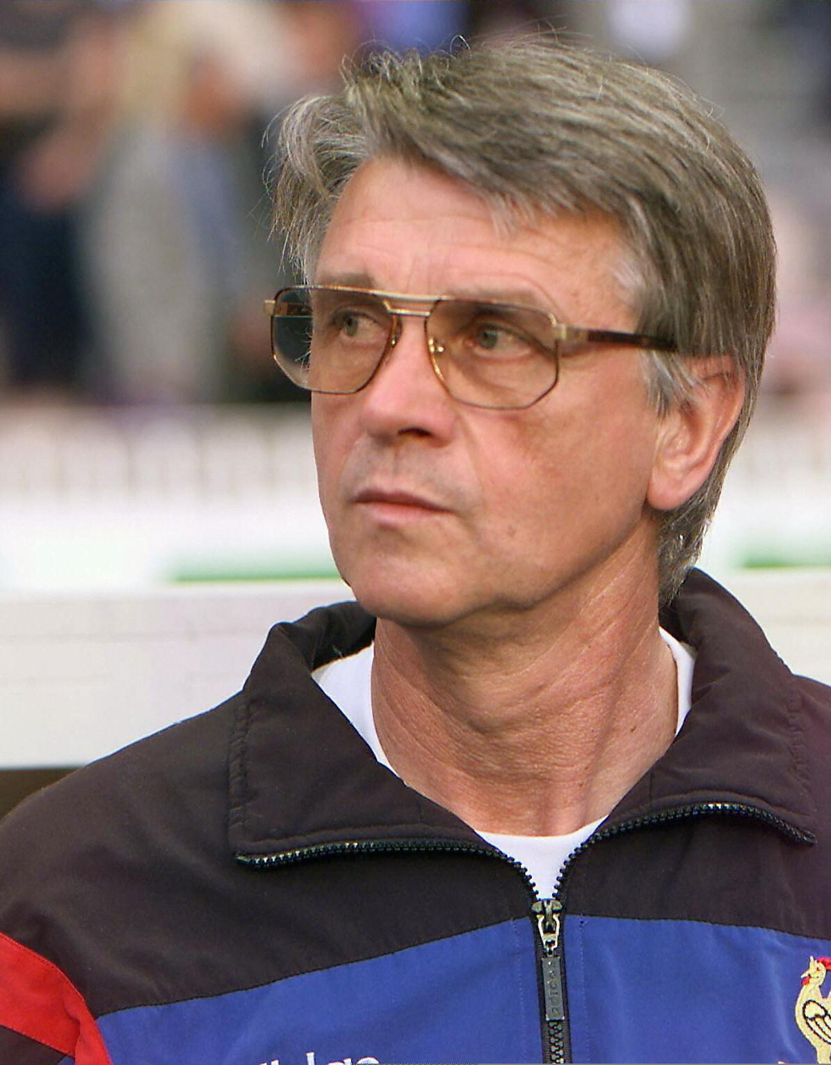 (Archivos) - El entrenador de la selección francesa Aime Jacquet durante el partido Francia/Italia el 11 de junio de 1997 en París. El técnico había gritado la conspiración tras el inesperado dopaje de sus jugadores