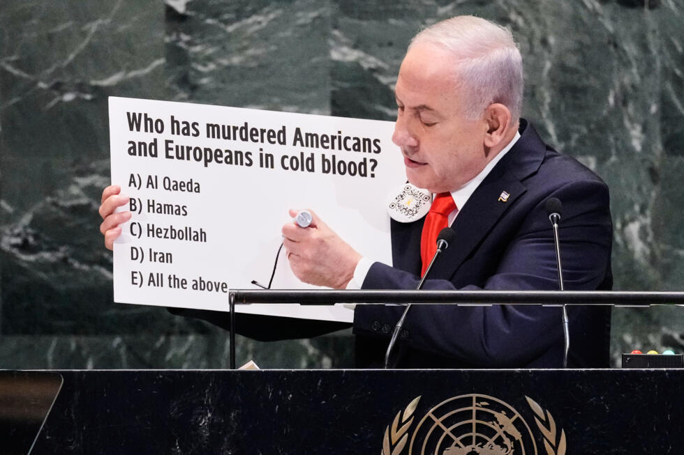 Netanyahu muestra una encuesta que aplicó a las pocas delegaciones que presenciaron su discurso ante la Asamblea General de la ONU. Nueva York, 26 de septiembre de 2025.