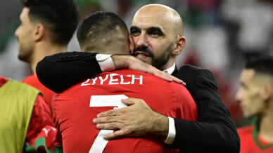 Walid Regragui, sélectionneur du Maroc, tombe dans les bras du joueur Hakim Ziyech après la victoire contre l'Espagne, le 6 décembre, à Doha.