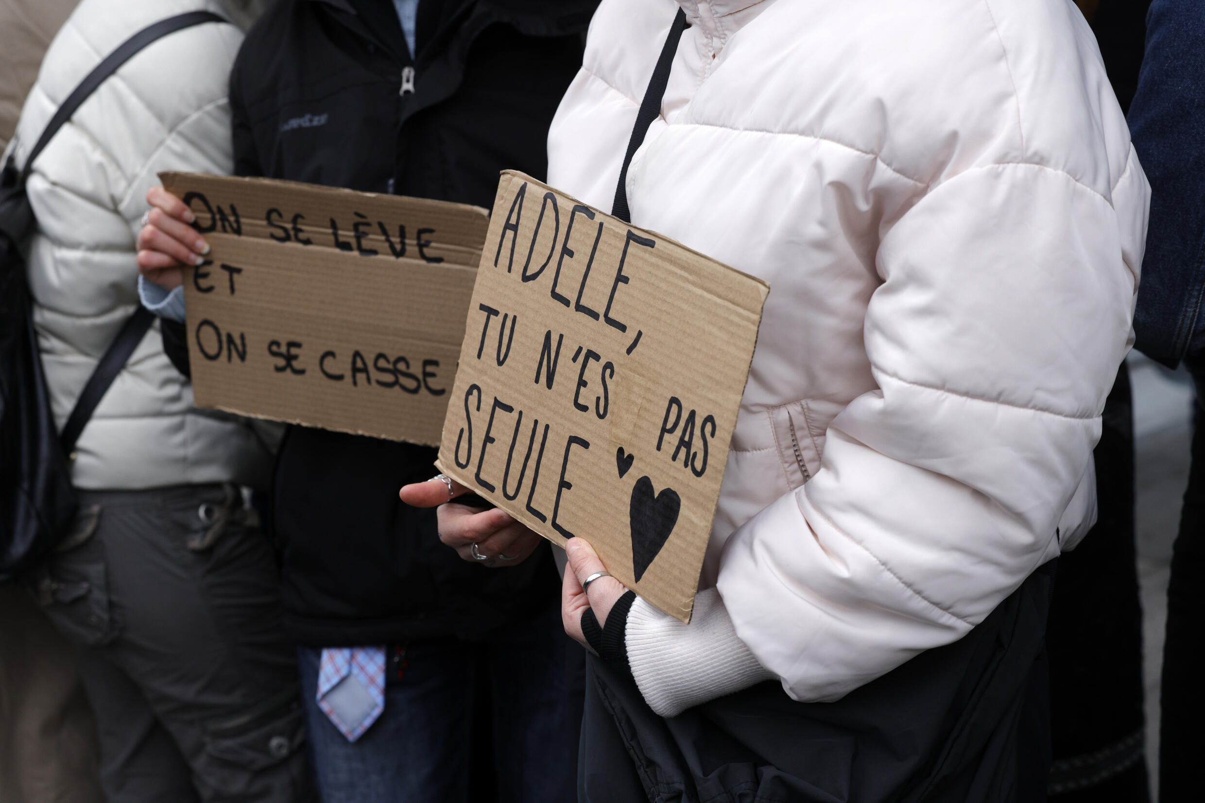Des pancartes brandies devant le tribunal de Paris, le 9 décembre 2024.