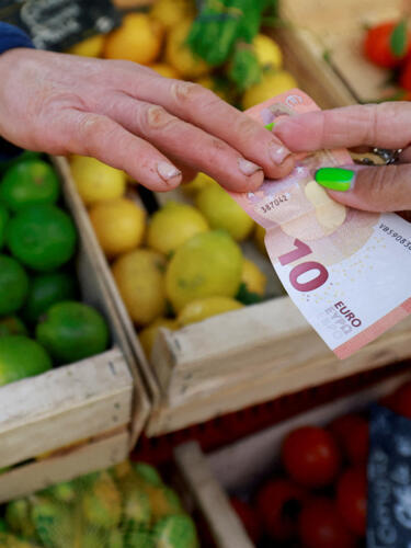 (Archivo) Un comprador paga con un billete de diez euros en un mercado local en Aix-en-Provence, Francia, el 16 de enero de 2025.