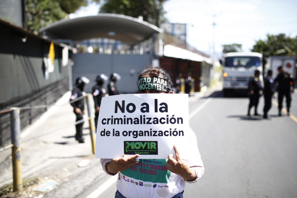 Una persona protesta a las afueras del centro penal La Esperanza este miércoles, en San Salvador (El Salvador). Un grupo de unas 60 personas miembros del Movimiento de Víctimas del Régimen (Movir) realizó un plantón frente a una cárcel cercana a la capital de El Salvador, para solicitar que se libera a "inocentes" que guardan prisión en el contexto de la implementación en el país de un régimen de excepción contra las pandillas.