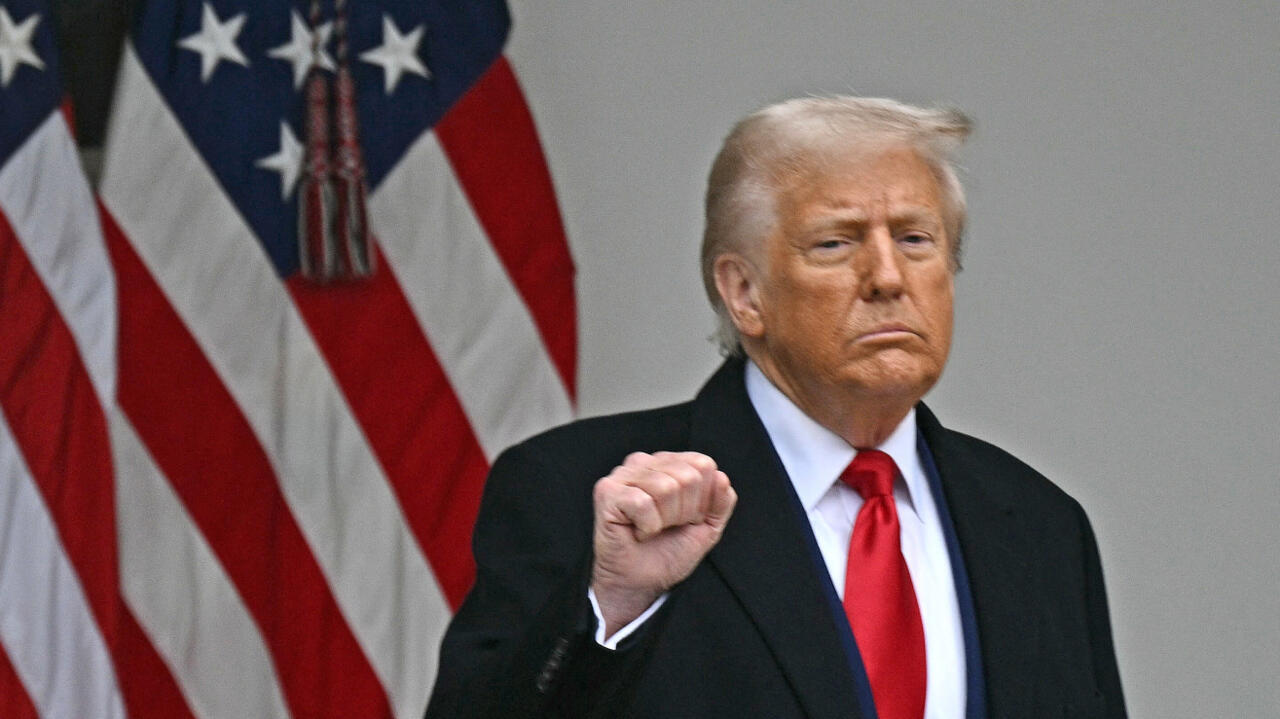 Donald Trump avait annoncé que ce mercredi 2 avril 2025 serait le "jour de la libération" pour les États-Unis. Il a déroulé les nouveaux droits de douane de la roseraie à la Maison Blanche, à Washington.