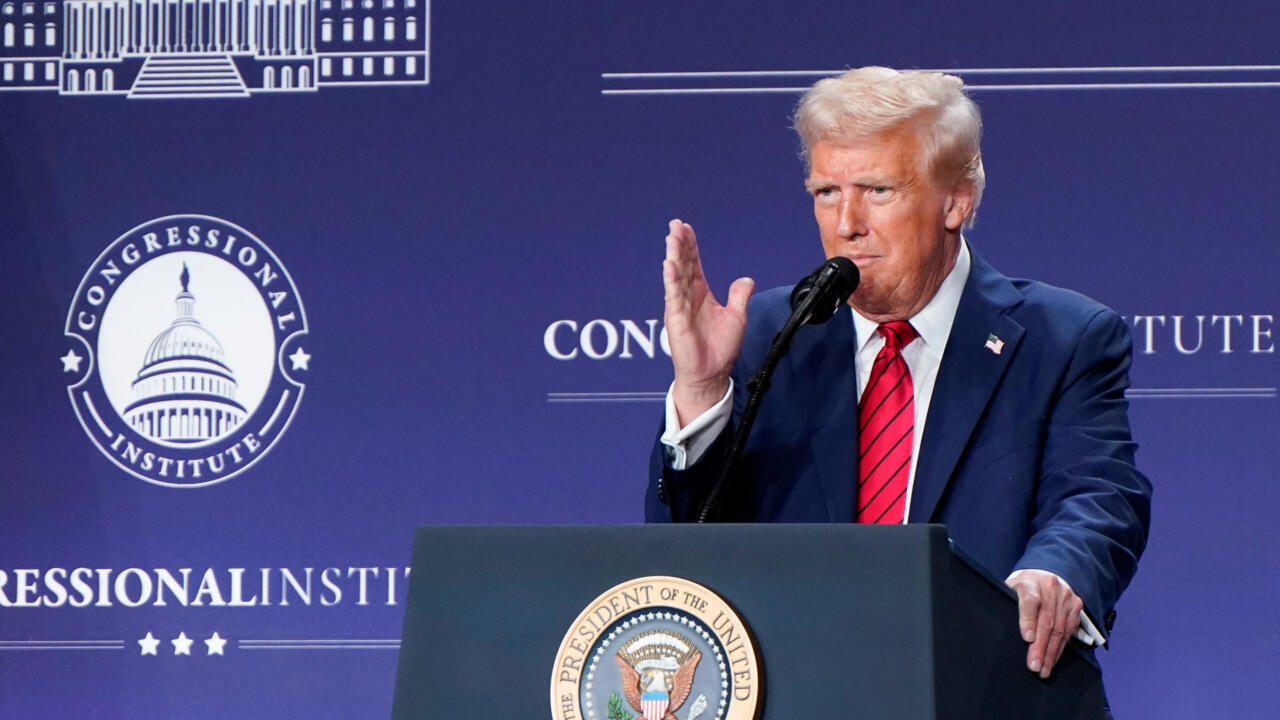 Jueza federal bloquea temporalmente orden de Trump de suspender fondos de asistencia federal