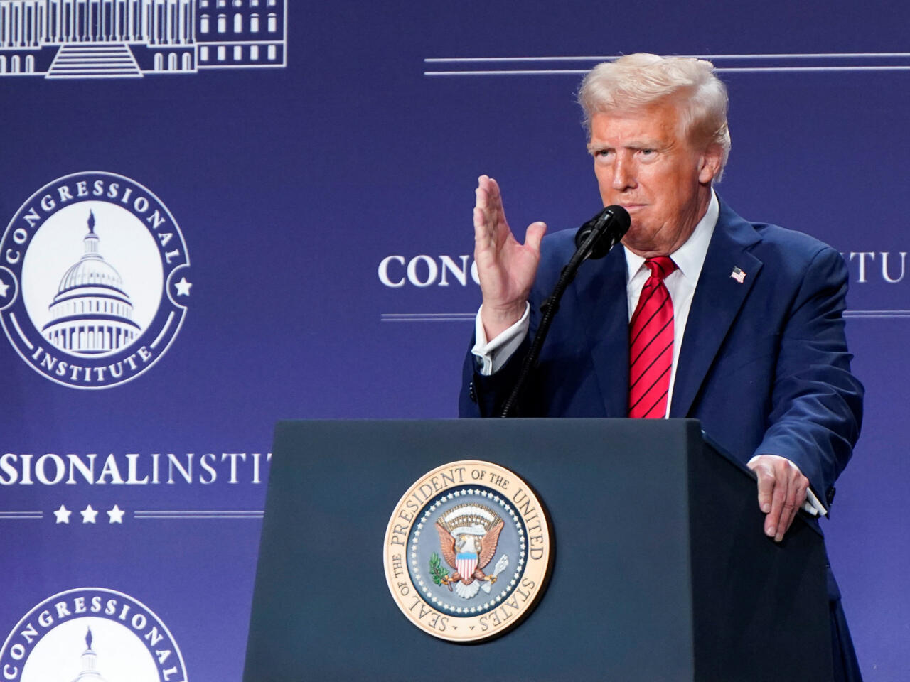 Jueza federal bloquea temporalmente orden de Trump de suspender fondos de  asistencia federal