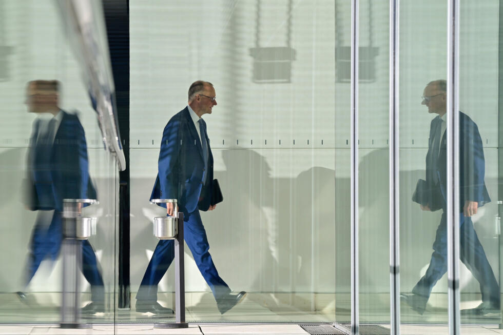 Le leader de la CDU et chancelier allemand désigné, Friedrich Merz, arrive à une réunion au Bundestag, le 17 mars 2025, à Berlin