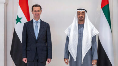 El presidente sirio Bashar al-Assad con el príncipe heredero de Abu Dhabi, Mohammed bin Zayed al-Nahyan, en Abu Dhabi, el 18 de marzo de 2022.