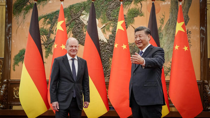 Chinese President Xi Jinping (R) welcomes German Chancellor Olaf Scholz at the Great Hall of the People in Beijing on November 4, 2022.