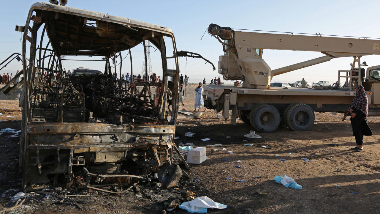 25 قتيلا بانقلاب حافلة في أفغانستان