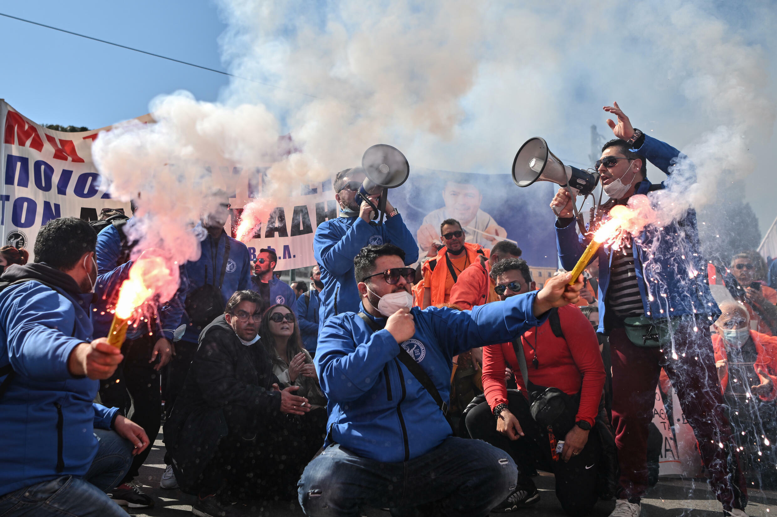 Ο αριθμός των Ελλήνων που κινδυνεύουν από φτώχεια ή κοινωνικό αποκλεισμό υπολογίζεται στο 28,9%, πίσω από τους συνταξιούχους της Βουλγαρίας και της Ρουμανίας στην Ευρωπαϊκή Ένωση.