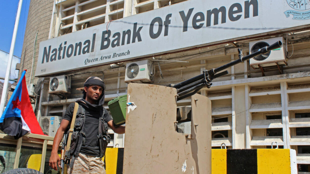 Yemen separatists capture Aden, confine government to presidential palace