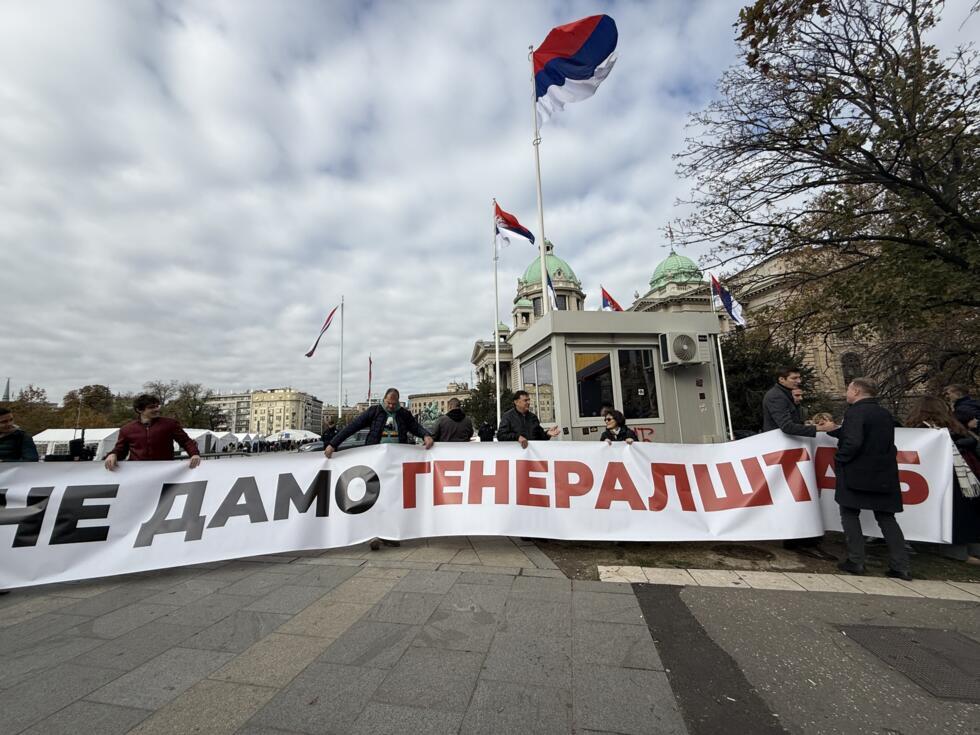 El arquitecto Miljan Salata en una protesta delante del Parlamento serbio. Los manifestantes usan una pancarta con el lema "No entregaremos el Estado Mayor".