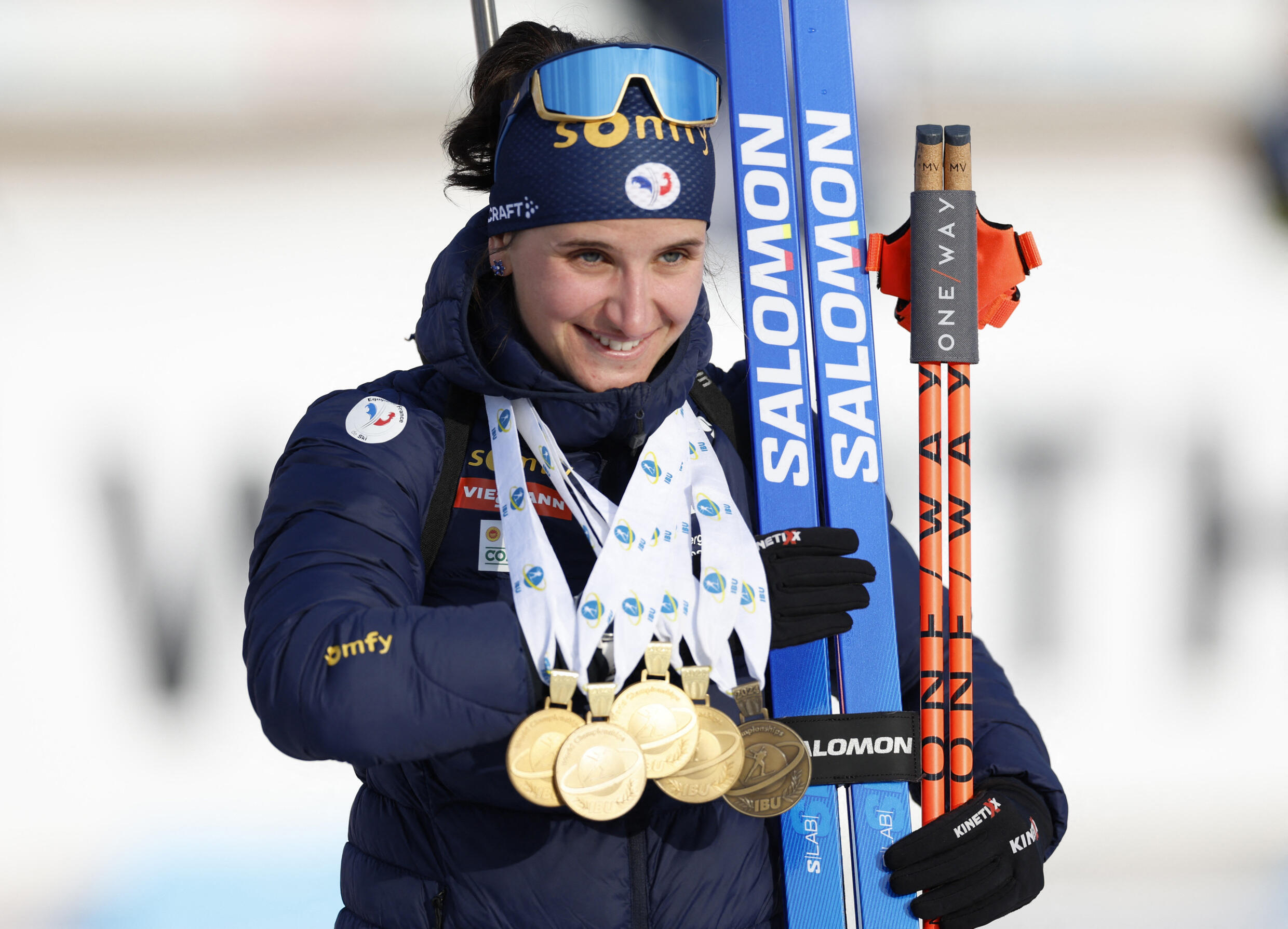 La biathlète française Julia Simon pose avec les cinq médailles remportées lors des Mondiaux de Nove Mesto.
