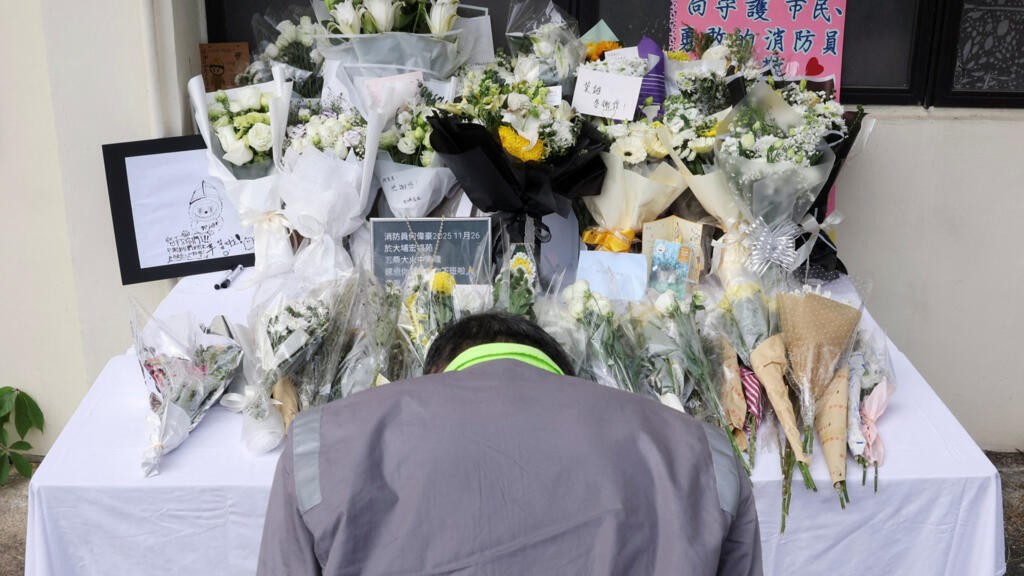 Hong Kong à l'heure du recueillement après l'incendie géant qui a fait au moins 128 morts