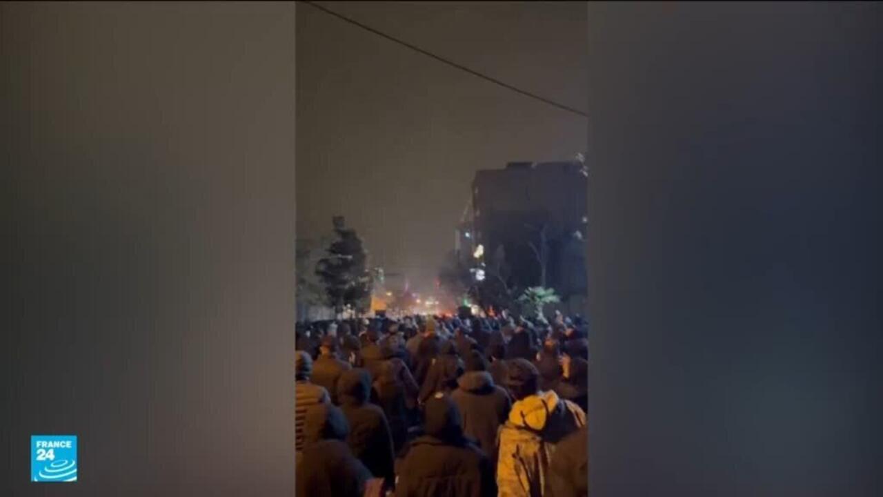 استمرار الاحتجاجات في إيران رغم تهديد السلطات بتشديد الحملة الأمنية