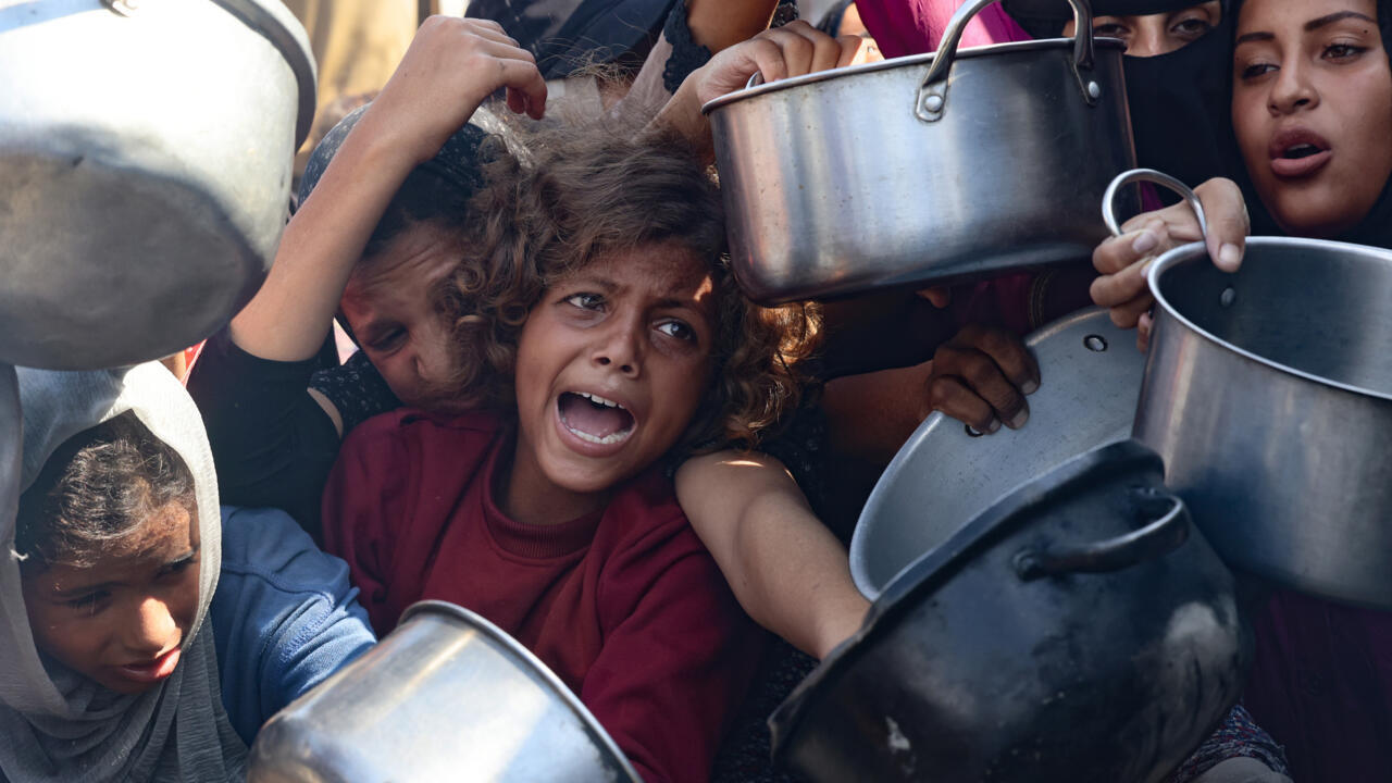 مفوض الأونروا: أطفال غزة "محكوم عليهم بالموت" إذا لم تصل المساعدات