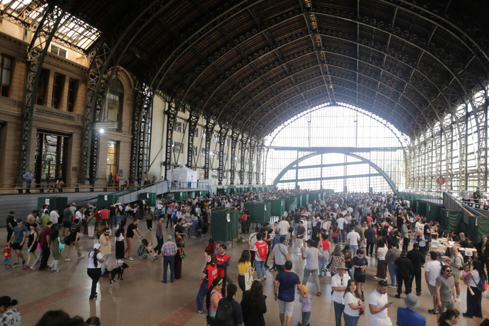 La gente hace cola en un colegio electoral, el día de las elecciones presidenciales, en Santiago, Chile, el 16 de noviembre de 2025.