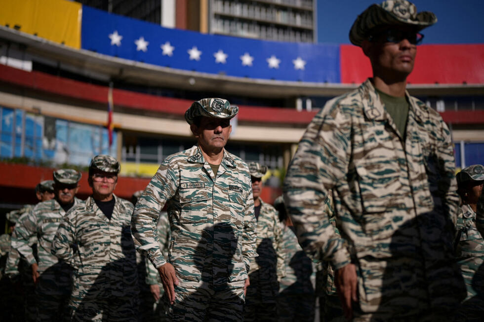 Miembros de la Milicia Bolivariana forman durante un entrenamiento militar, en medio de crecientes tensiones con Estados Unidos, en Caracas, Venezuela, el 11 de octubre de 2025.