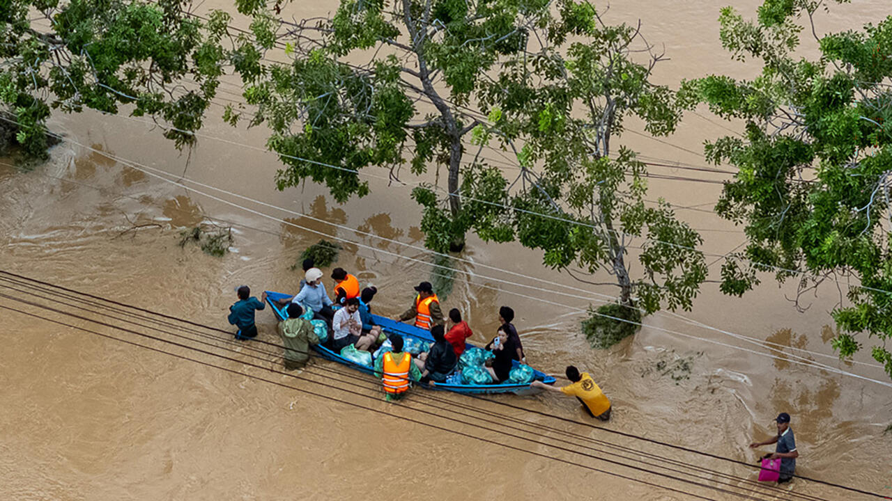 حصيلة فيضانات فيتنام ترتفع إلى 90 قتيلا والبحث مستمر عن مفقودين