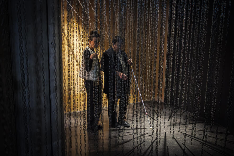 Nicolas Frachet (d.) et sa chuchoteuse d'images Marie-Fabienne Aymon participent à une visite guidée pour les malvoyants au Musée international de la Croix-Rouge et du Croissant-Rouge à Genève, le 30 mars 2025