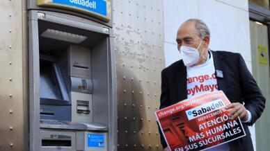 El hombre de la campaña "Soy mayor, no idiota", Carlos San Juan, posa junto a un cajero automático en Madrid, España. EFE/ Fernando Alvarado