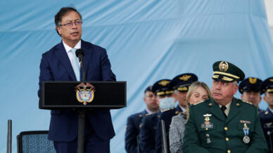 El presidente colombiano, Gustavo Petro, habla durante durante la ceremonia del 103° del aniversario de la Fuerza Aérea Colombiana en Bogotá, Colombia, el 17 de noviembre de 2022.