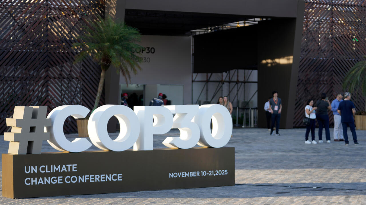 Un cartel anunciando la próxima Cumbre Climática COP30 de la ONU se encuentra fuera del centro de prensa en Belém, estado de Pará, Brasil, el martes 4 de noviembre de 2025.