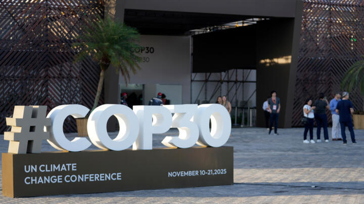 Un cartel anunciando la próxima Cumbre Climática COP30 de la ONU se encuentra fuera del centro de prensa en Belém, estado de Pará, Brasil, el martes 4 de noviembre de 2025.