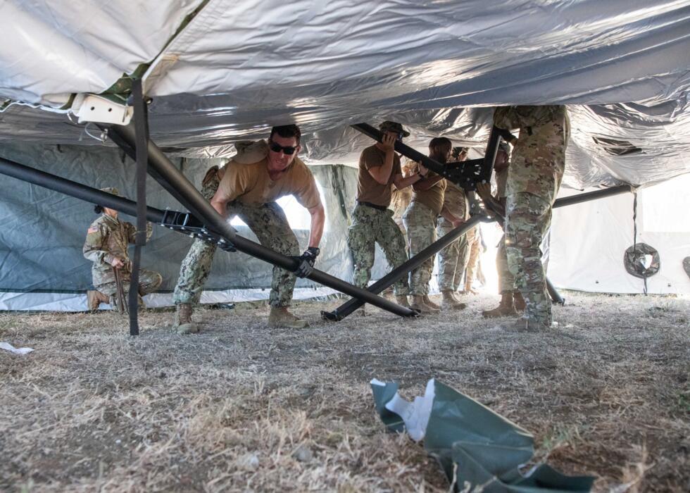 Des militaires américains dressent des tentes pour accueillir des migrants expulsés par les États-Unis, le 9 février 2025 sur la base de Guantanamo.