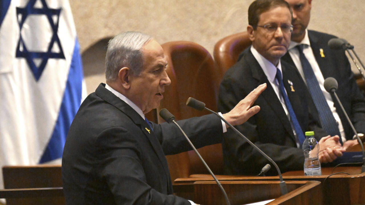 نتانياهو الملاحق في قضايا فساد يطلب العفو رسميا من الرئيس الإسرائيلي