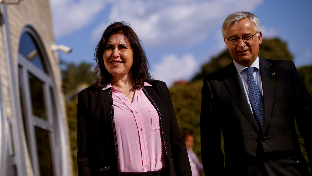 La candidata presidencial brasileña del partido Movimiento Democrático Brasileño (MDB), Simone Tebet, y el embajador de la UE en Brasil, Ignacio Ibáñez Rubio, caminan tras una reunión en Brasilia, Brasil, el 6 de septiembre de 2022.